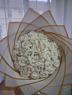 Duftrosenstrauß Dornröschen: Duftrosen in weiß mit Perlenschleife. Man kann auf der Folie was dazu schreiben oder auf einem Band der über den Rosen befestigt wird.