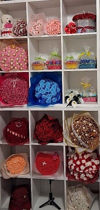 Verschiedene Bl&uuml;menstr&auml;u&szlig;e, Taschen, Boxen, K&ouml;rbe