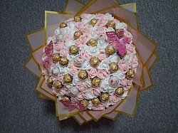 Bloom Deluxe: Großer Duftblümenstrauß mit Beleuchtung, steh/liege funktion, Kugeln mit Prallinen, Schmetterlinge. Man kann einen Band mit Beschriftung dazu machen