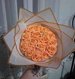 Individuelle Bestellung Duftblumenstrauß Mandarine: Duftblümenstrauß in Farbe Aprikose mit kleine Schleife und Diamantsteine in den Rosen
