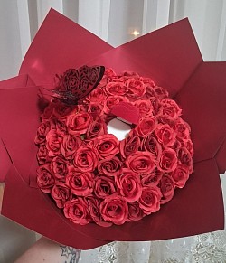 Duftrosenstrauß Marry Me: Duftblümenstrauß in Rot mit eine Rosen Schatulle in der mitte. Ideal für einen Antrag (Ring) oder für einen Ketten Anhänger oder Ohrringe. Mit Schmetterling