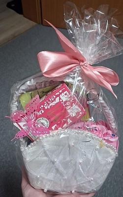 Frauenkorb: Körbe mit Seifenrosen für die Badewanne, mit (Öl)/Parfüm, verschiedene Masken und Handcreme