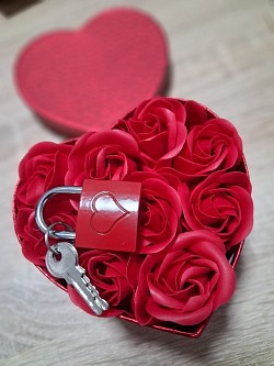 Liebesbox: Herzbox mit Seifenrosen für die Badewanne und einen Liebesscchloss