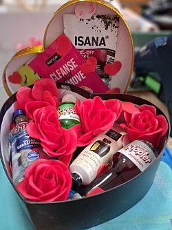 Männerbox: Herzbox/box mit Seifenrosen für die Badewanne, Schnappsflaschen, Cremen, Maskenfür Mann