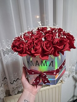 Box für Mama: Box mit Duftrosen und Schrift für Mama