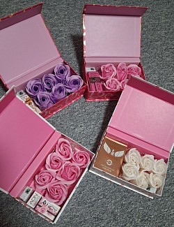 Musikbox: Musikboxen mit Seifenrosen für die Badewanne, Beleuchtung und (Öl)/Parfüm