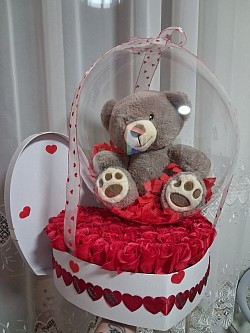 Herzbox Luftballon Teddy: Herzbox mit Seifenrosen für die Badewanne, an dem Deckel ist noch Platz für eine Individuelle Botschaft, Luftballon mit Konfetti und Kuscheltier. An dem Luftballon ist auch noch genug Platz für eine süße Botschaft. An der box ist ein Band mit der Schrift: Ich liebe dich (auf Wunsch kann der Satz geändert werden)