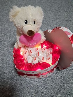 Kuscheltier Geschenkset: Kleine Herzbox mit Seifenrosen für die Badewanne und mit Prallinen sowie kleine Seifenherzen für die Badewanne und Kuscheltier befühlt. Auf dem Deckel ist noch genug Platz für eine liebevolle Botschaft