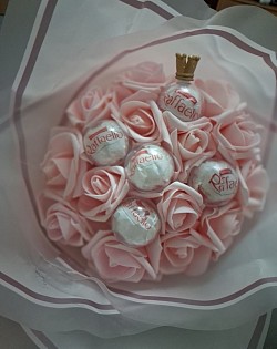 Duftrosenstrauß Mini: Individuelle Bestellung als Dankeschön mit Duftrosen und Kugeln mit Prallinen, kleine Krone