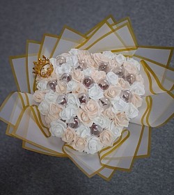 Duftrosenstrauß Herz: Individuelle Bestellung. Im Herzform Duftrosen mit Kugeln für Prallinen