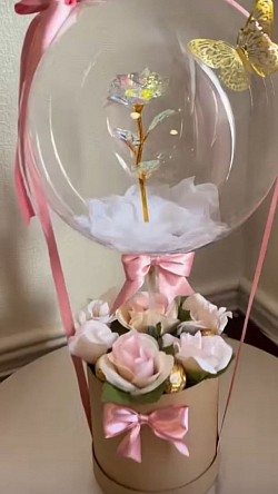 Die Schöne und das Beast: Box mit Duftrosen, Prallinen, Luftballon gefühlt mit eine glas Rose mit Konfetti, Schmetterlinge, Schrift auf Wunsch möglich.