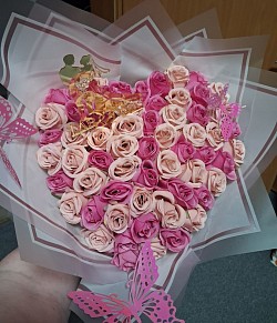 Individuelle Bestellung im Herzform mit 2 Farben Duftrosen